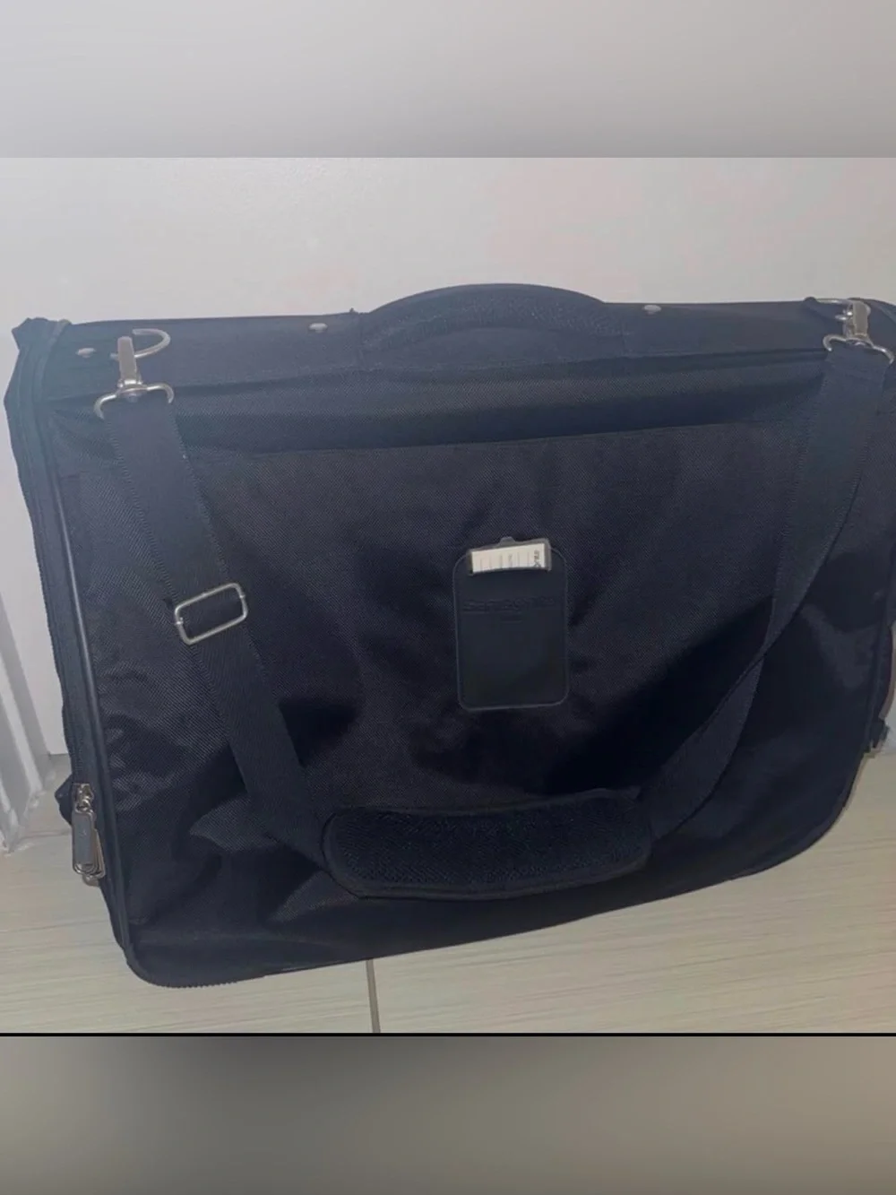 Samsonite Bifold Garment Bag 24x22x4 NWOT Black